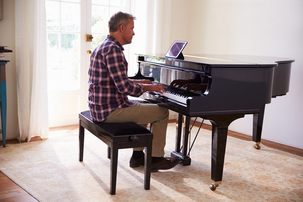 Man plays the piano with iPad app